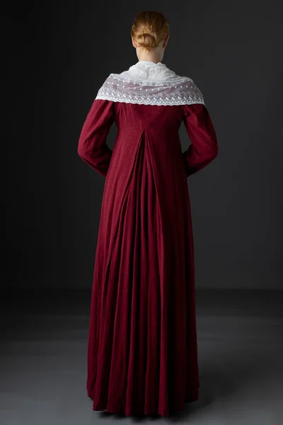 Eine Regency Frau Einem Roten Leinenkleid Mit Weißem Spitzenschal Vor — Stockfoto