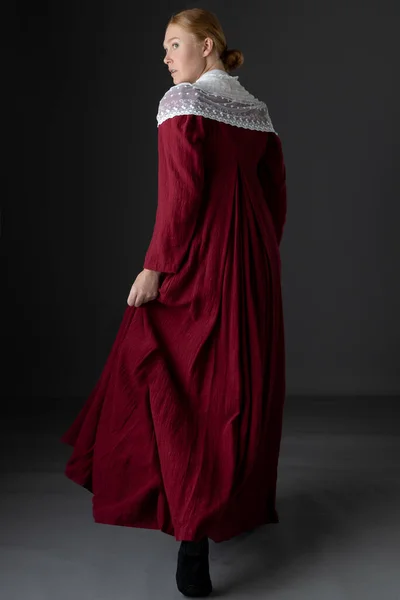 Uma Mulher Regência Vestindo Vestido Linho Vermelho Com Xale Modéstia — Fotografia de Stock