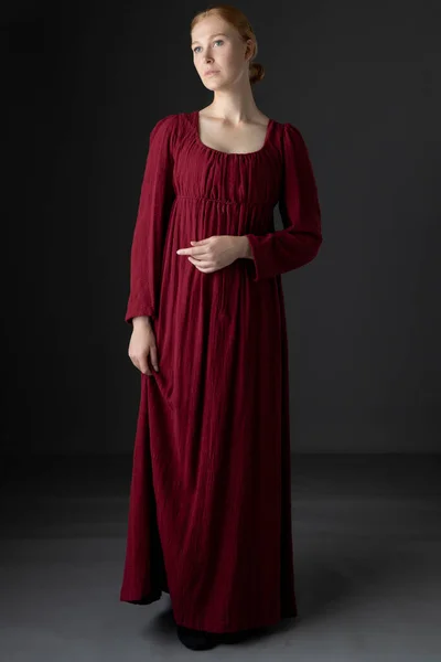 Egy Munkásosztálybeli Régens Aki Egy Egyszerű Piros Vászonruhát Visel Stúdió — Stock Fotó