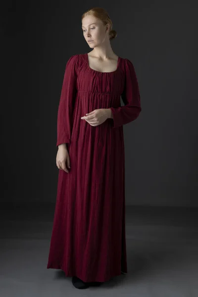 Egy Munkásosztálybeli Régens Aki Egy Egyszerű Piros Vászonruhát Visel Stúdió — Stock Fotó