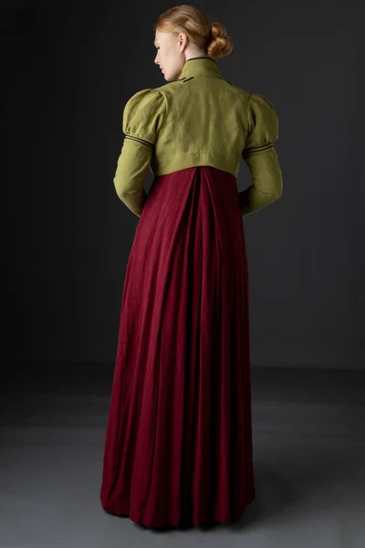 Une Femme Regency Portant Une Robe Lin Rouge Avec Spencer — Photo