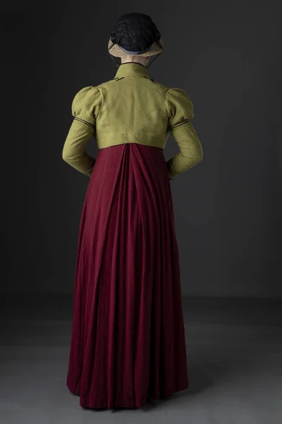 Kobieta Regencji Czerwonej Sukni Lnianej Zielonym Plecionym Spencerem Czepkiem Oraz — Zdjęcie stockowe