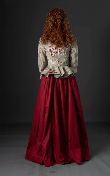 Een Mannequin Met Lang Rood Krullend Haar Renaissance Stijl Geborduurd — Stockfoto