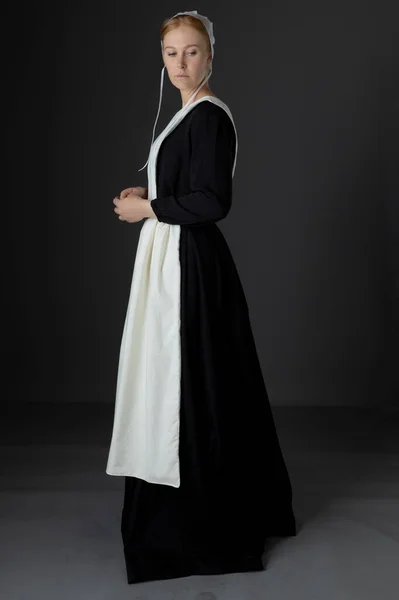 Una Donna Amish Con Vestito Nero Grembiule Berretto Sullo Sfondo — Foto Stock