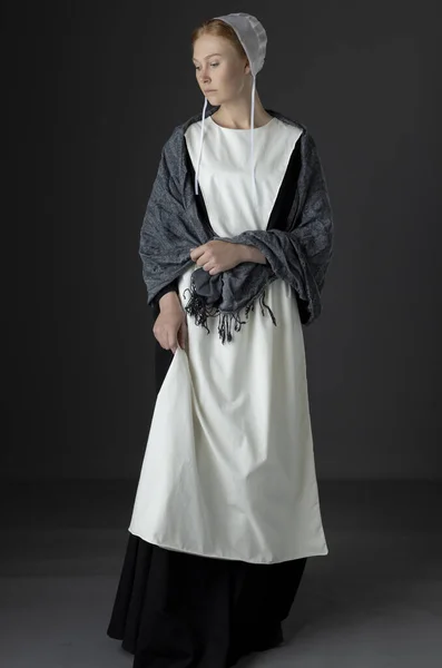 Uma Mulher Amish Usando Vestido Preto Com Avental Branco Boné — Fotografia de Stock