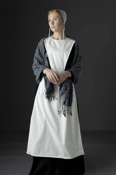 Uma Mulher Amish Usando Vestido Preto Com Avental Branco Boné — Fotografia de Stock
