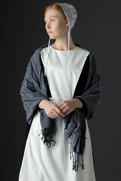 Amishkvinna Svart Klänning Med Vitt Förkläde Mössa Och Sjal — Stockfoto