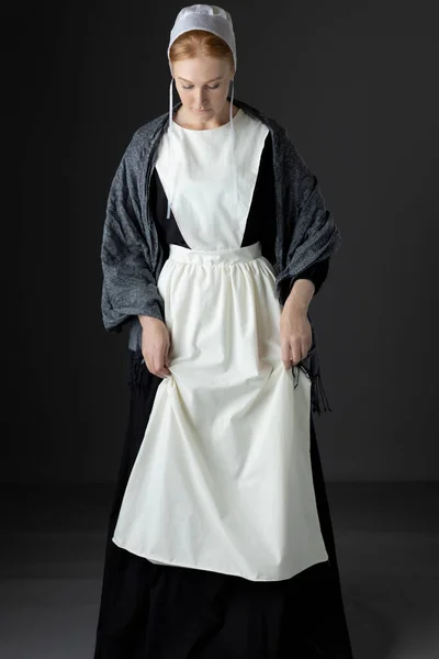 Женщина Амиш Черном Платье Белом Фартуке Шапке Шапке — стоковое фото