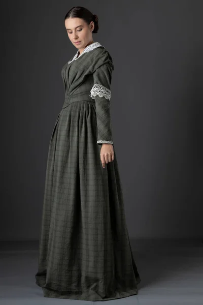 Working Class Victorian Woman Wearing Dark Green Checked Bodice Skirt — Stock Photo, Image