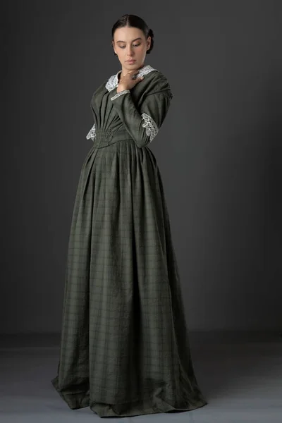 Working Class Victorian Woman Wearing Dark Green Checked Bodice Skirt — Stock Photo, Image