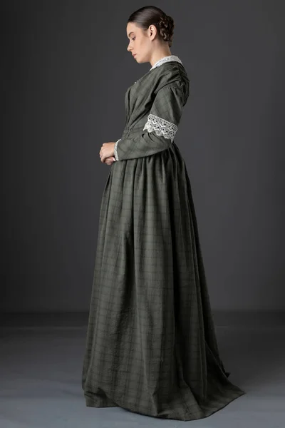 Working Class Victorian Woman Wearing Dark Green Checked Bodice Skirt — стоковое фото