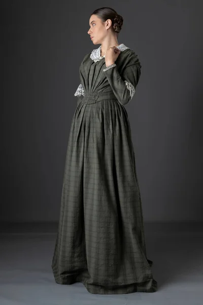Eine Viktorianische Frau Aus Der Arbeiterklasse Trägt Ein Dunkelgrün Kariertes — Stockfoto