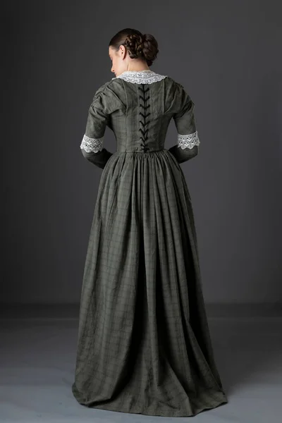 Arbetarklass Viktoriansk Kvinna Bär Mörkgrön Kontrollerad Kropp Och Kjol Med — Stockfoto