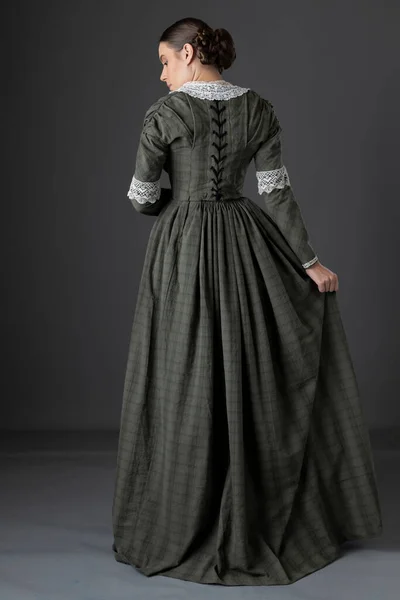 Working Class Victorian Woman Wearing Dark Green Checked Bodice Skirt — Stock Photo, Image