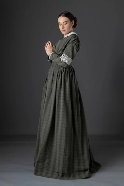 Working Class Victorian Woman Wearing Dark Green Checked Bodice Skirt — ストック写真