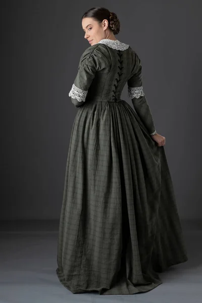 Working Class Victorian Woman Wearing Dark Green Checked Bodice Skirt — Stock Photo, Image