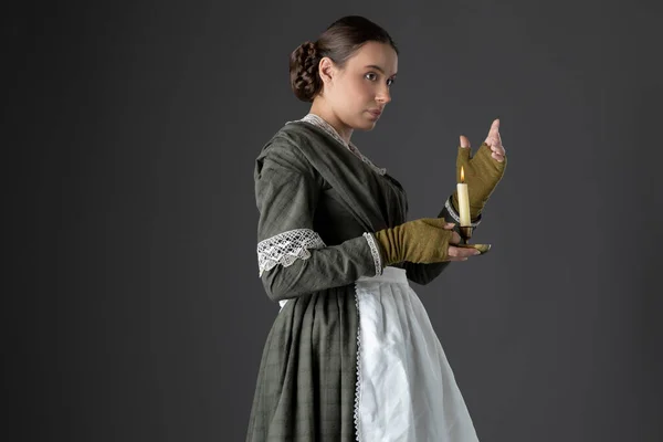 Bir Hizmetçi Işçi Sınıfı Viktorya Dönemi Kadını Koyu Yeşil Giyinmiş — Stok fotoğraf