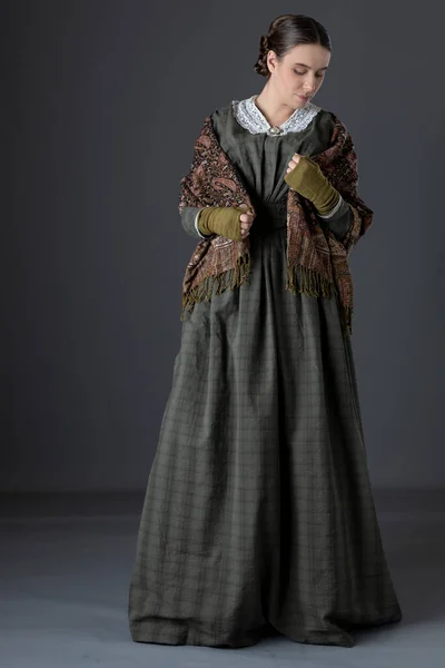 Eine Frau Aus Der Viktorianischen Arbeiterklasse Trägt Ein Dunkelgrünes Mieder — Stockfoto