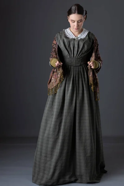 Viktoriansk Arbetarklasskvinna Mörkgrön Kropp Och Kjol Med Paisleysjal — Stockfoto
