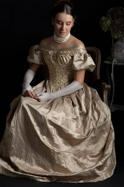 Una Mujer Victoriana Con Vestido Bola Oro Sentado Una Silla — Foto de Stock