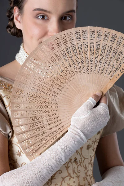 Viktoriansk Kvinna Klädd Guldfärgad Klänning Med Långa Fingerlösa Spetsar Och — Stockfoto