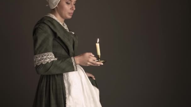 Вікторіанська Покоївка Зеленій Сукні Фартухом Шапкою Свічкою — стокове відео