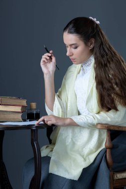 Viktoryan veya Edwardlı bir kadın bir sandalyede oturup kitap okuyor.