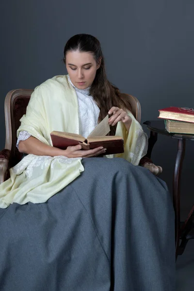 Una Mujer Victoriana Eduardiana Sentada Una Silla Leyendo Libro —  Fotos de Stock