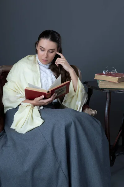Βικτωριανή Εντουαρντιανή Γυναίκα Κάθεται Μια Καρέκλα Και Διαβάζει Ένα Βιβλίο — Φωτογραφία Αρχείου