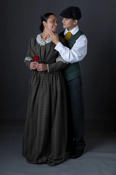 Een Romantisch Victoriaans Echtpaar Uit Arbeidersklasse Tegen Een Grijze Studio — Stockfoto