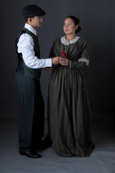 Una Romántica Pareja Victoriana Clase Trabajadora Juntos Contra Fondo Gris —  Fotos de Stock