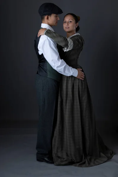 Una Romántica Pareja Victoriana Clase Trabajadora Juntos Contra Fondo Gris —  Fotos de Stock