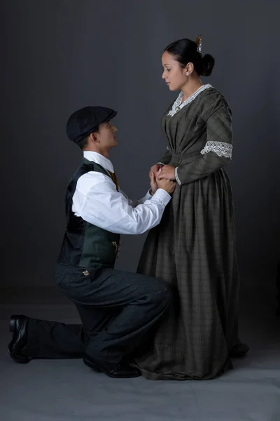 Una Romántica Pareja Victoriana Clase Trabajadora Juntos Contra Fondo Gris — Foto de Stock