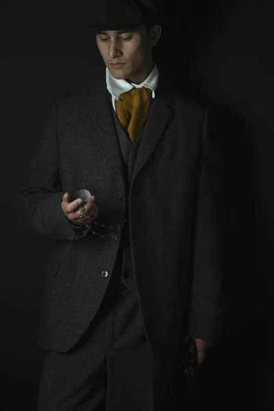 Рабочий Викторианский Человек Стоящий Один Черном Фоне Гангстером — стоковое фото