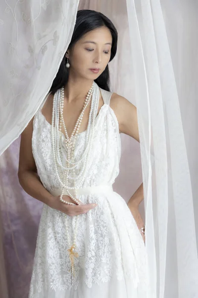Beyaz Dantelli Bir Elbise Inci Takılar Içinde Güzel Genç Bir — Stok fotoğraf