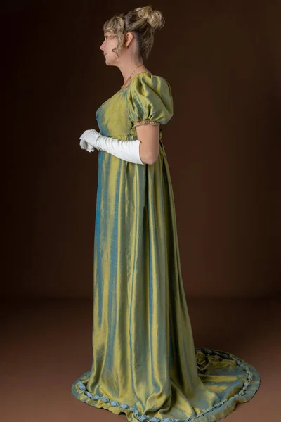 Uma Mulher Regency Loira Vestindo Vestido Seda Tiro Verde Contra — Fotografia de Stock