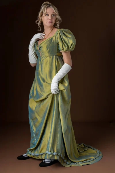 Uma Mulher Regency Loira Vestindo Vestido Seda Tiro Verde Contra — Fotografia de Stock