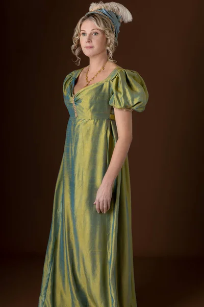 Блондинка Регент Зеленом Шелковом Платье Тюрбан Страусиными Перьями — стоковое фото