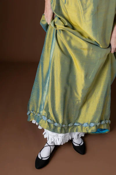 Жінка Регент Зеленій Шовковій Сукні Показує Тапочки Панчохи — стокове фото
