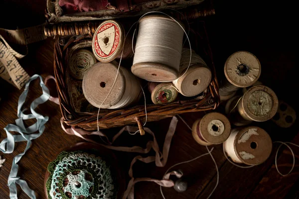 老式缝纫配件和设备 包括木制棉线和剪刀 — 图库照片