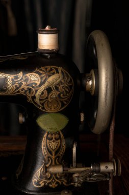 Antika 1880 'lerin dikiş makinesi ve aksesuarları.