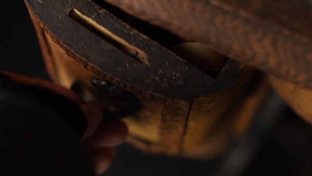 Відкриття Ящика Старовинної Швейної Машини 1880 Років Виявлення Дерев Яних — стокове відео