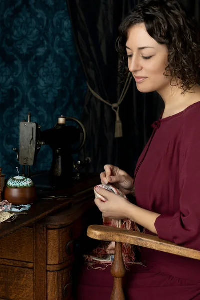 1920S Seamstress Working Her Sewing Machine — 图库照片