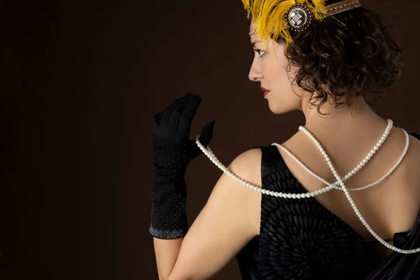 1920S Woman Wearing Party Dress Headband Feather — ストック写真