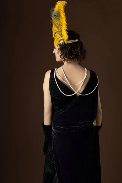 1920 Lerden Bir Kadın Parti Elbisesi Tüylü Bir Saç Bandı — Stok fotoğraf