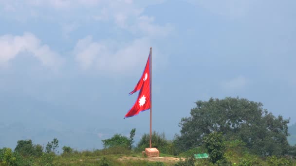 Veduta Una Grande Bandiera Del Nepal Sulla Cima Una Collina — Video Stock