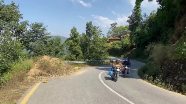 Лалитпур Непал Октября 2021 Года Мотоциклы Едут Асфальтированной Дороге Горах — стоковое видео