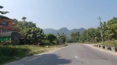 Bagmati, Nepal - 13 Ekim 2021: Güneşli bir günde virajlı bir yolda araba sürmek.