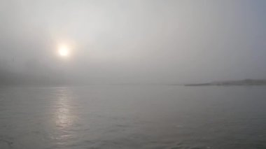 Sabahın erken saatlerinde bir nehri geçmek....