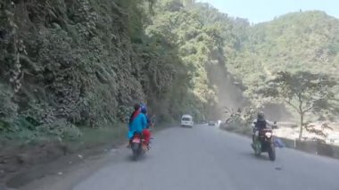 Bagmati, Nepal - 13 Ekim 2021: Güneşli bir günde engebeli virajlı bir yolda araba sürmek.